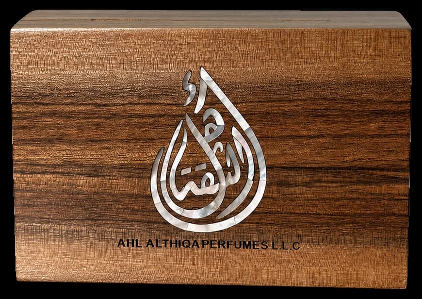 صندوق تقديم من خشب الجوز